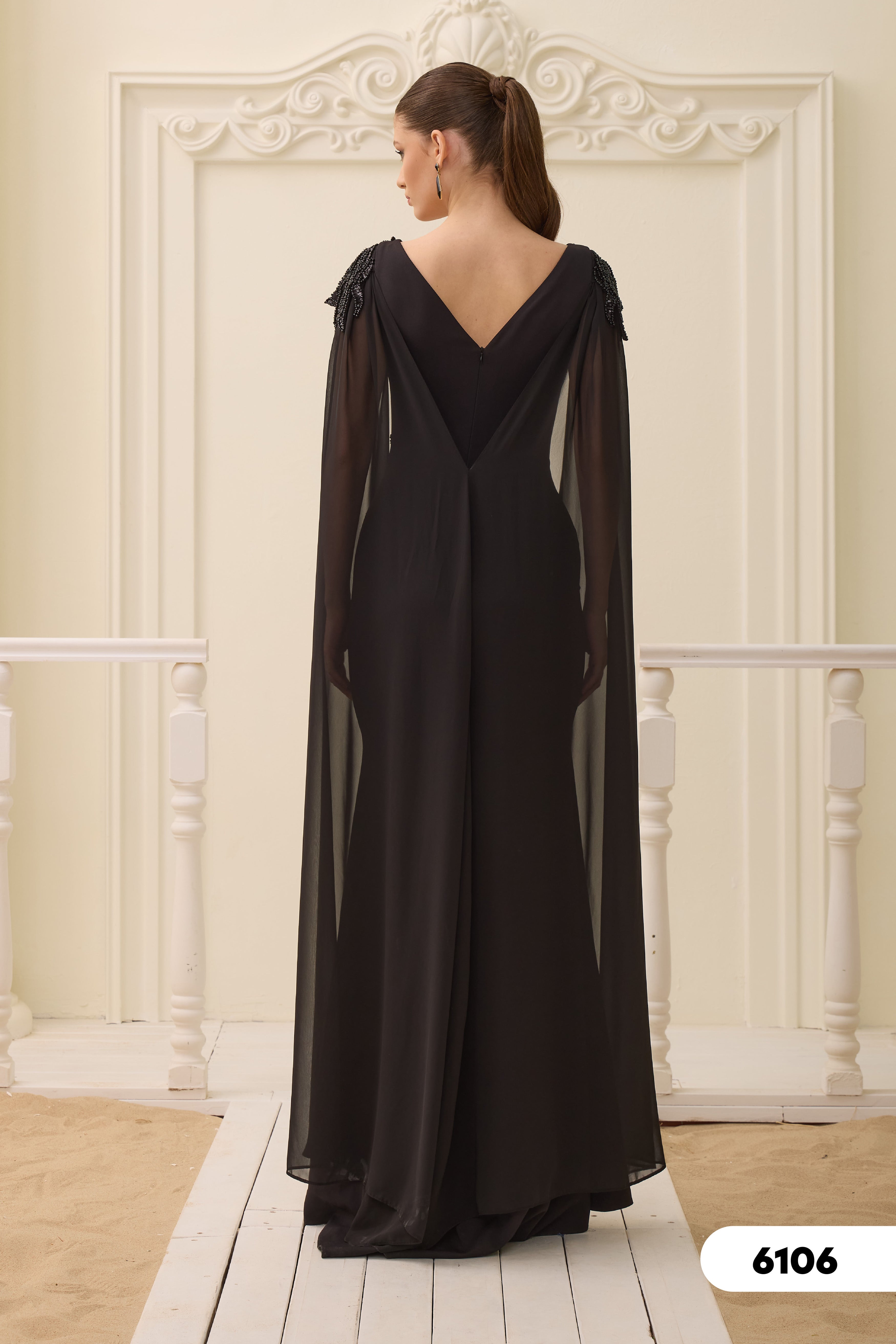 Elegantes Abendkleid mit Stickereien & Chiffon-Cape
/ C6106