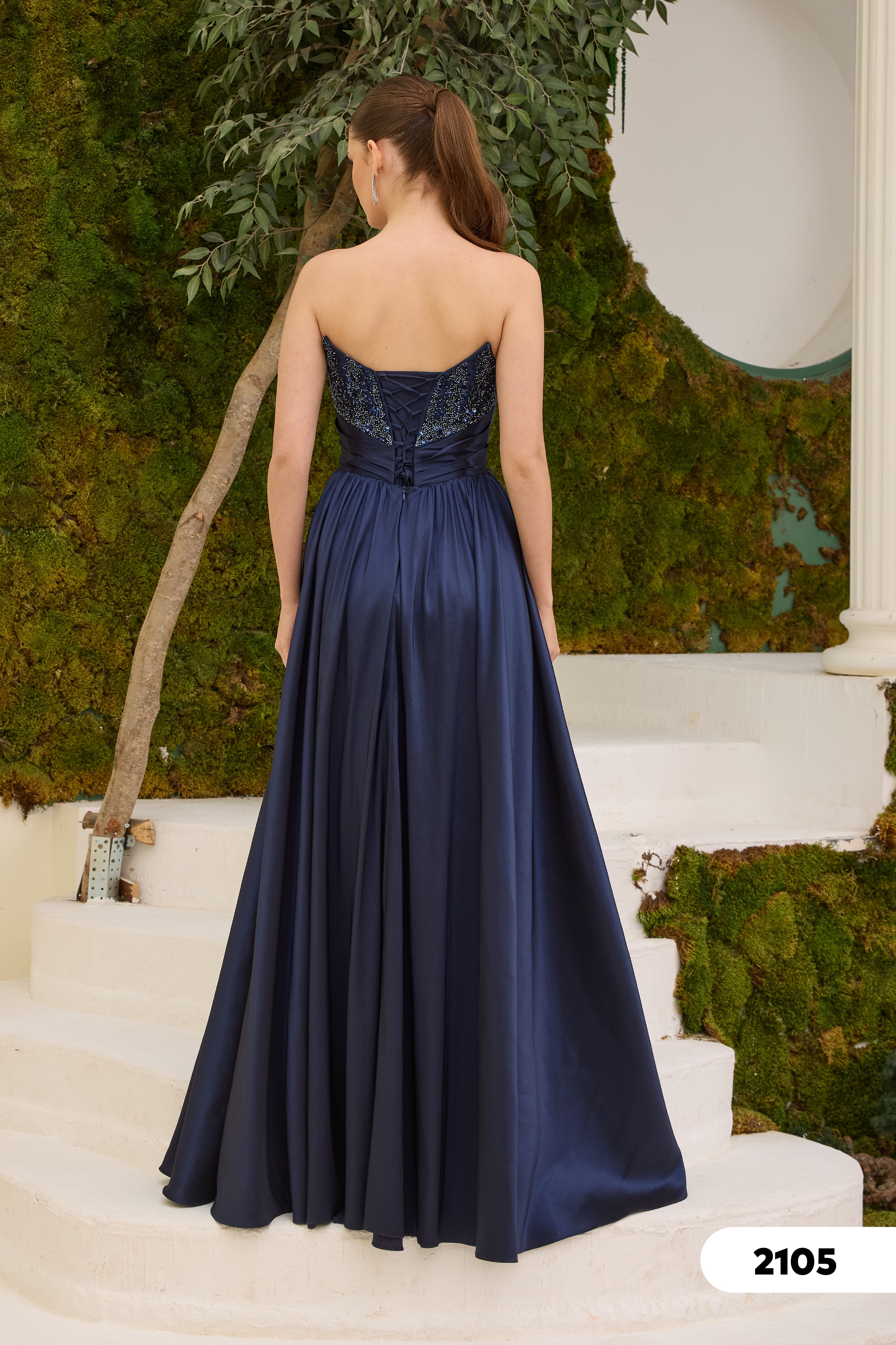 Elegantes Abendkleid mit Herzausschnitt & Volantrock / C2105