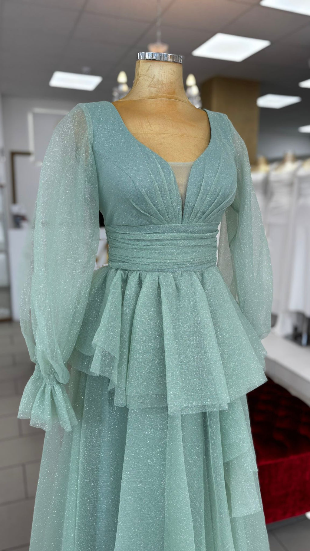 Elegantes Abendkleid mit Volants und Chiffonärmeln / C4916