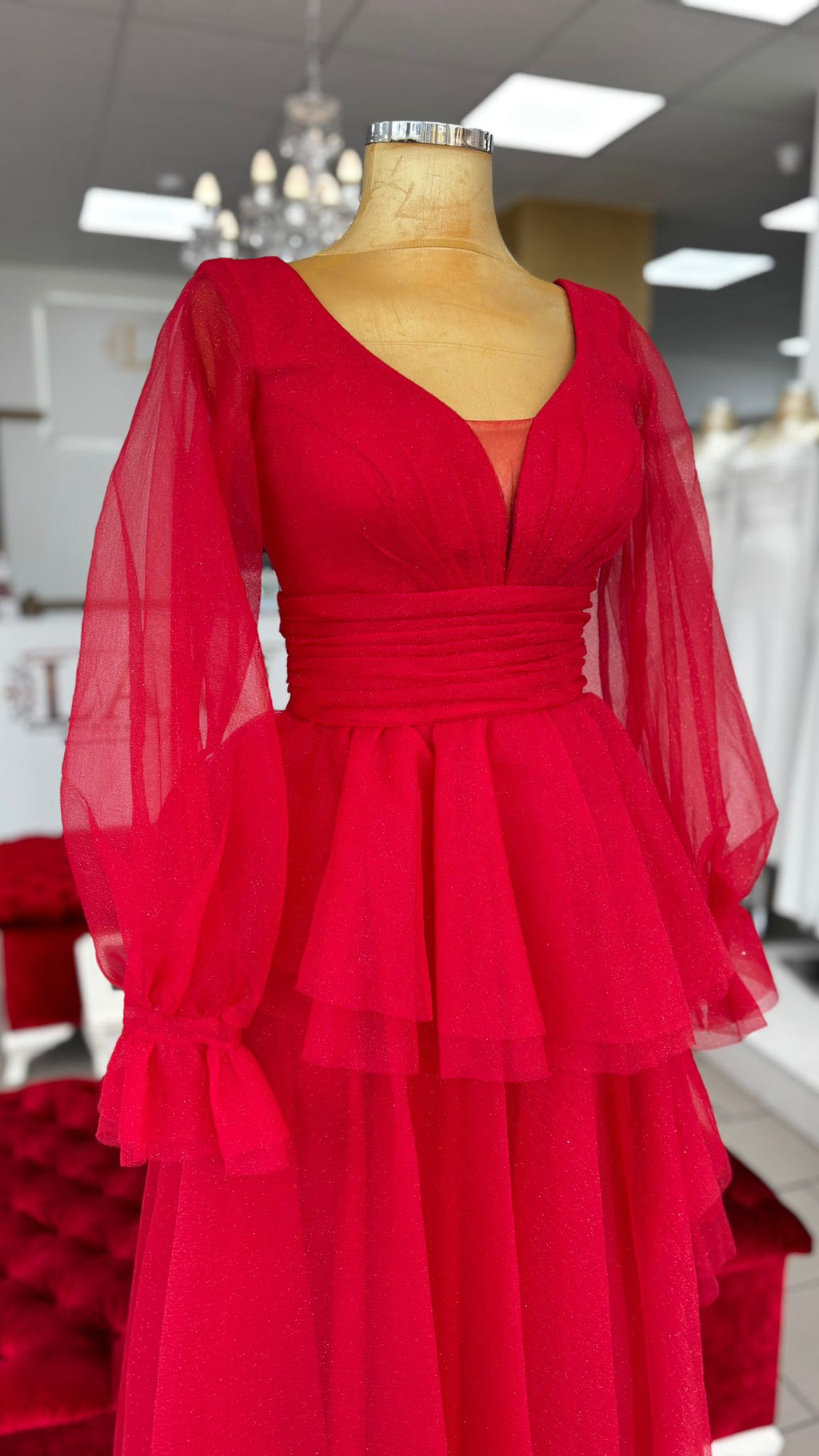 Elegantes Abendkleid mit Volants und Chiffonärmeln / C4916