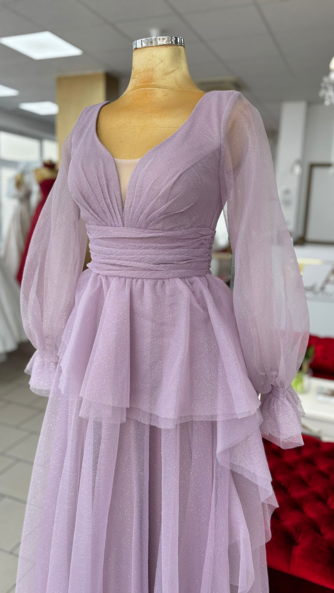 Elegantes Abendkleid mit Volants und Chiffonärmeln / C4916