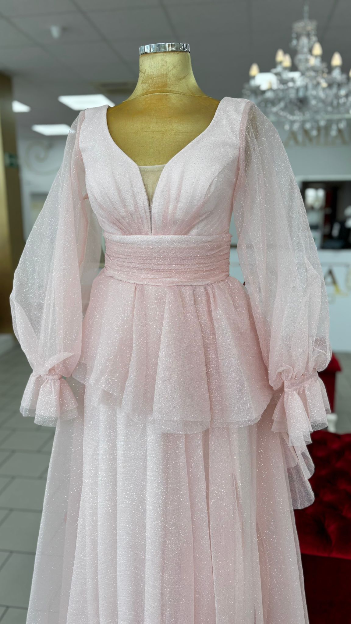 Elegantes Abendkleid mit Volants und Chiffonärmeln / C4916