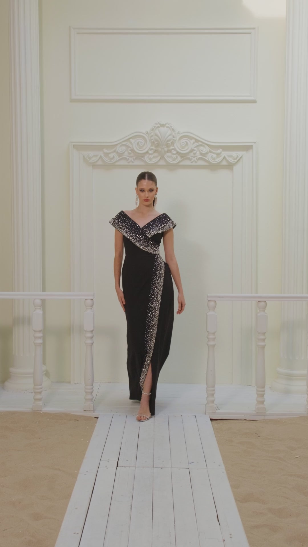 Elegantes Abendkleid mit Beinschlitz & Schmuckapplikation
/ C5993