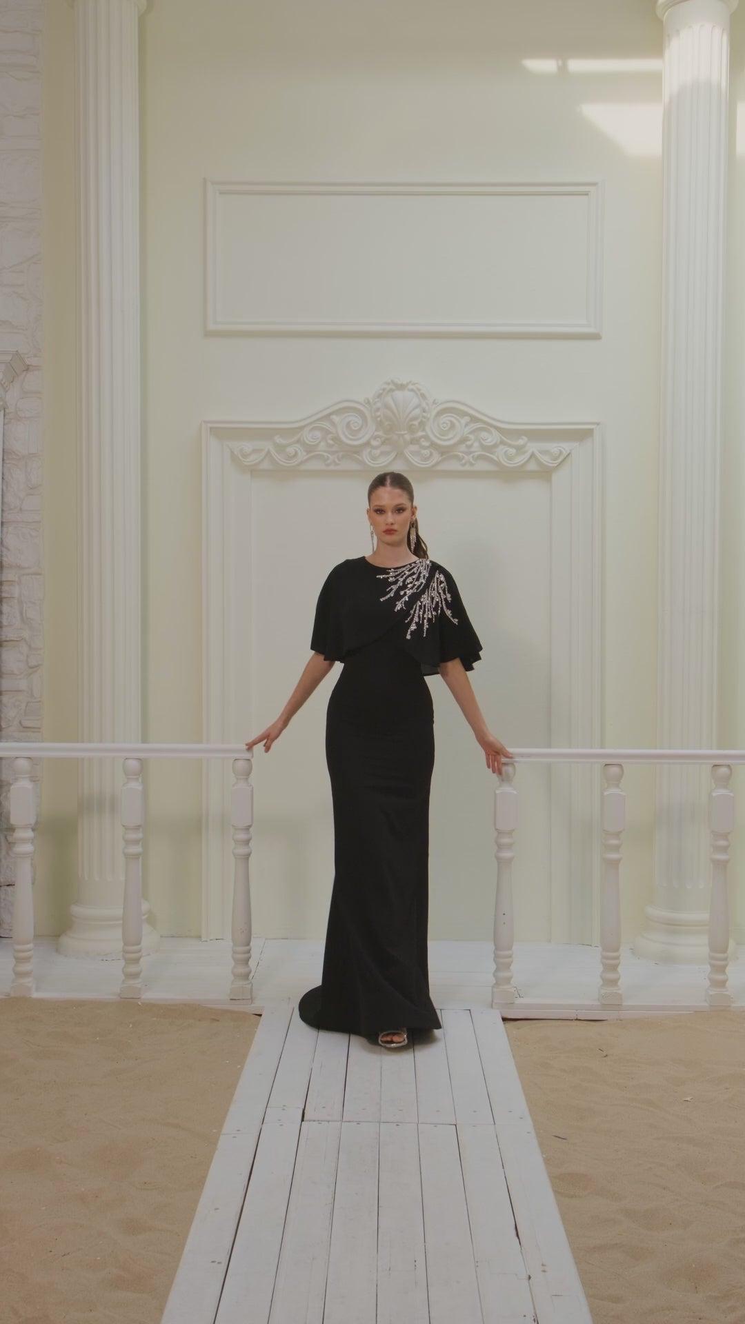 Elegantes Abendkleid mit Cape & Schmuckdetails /C5989