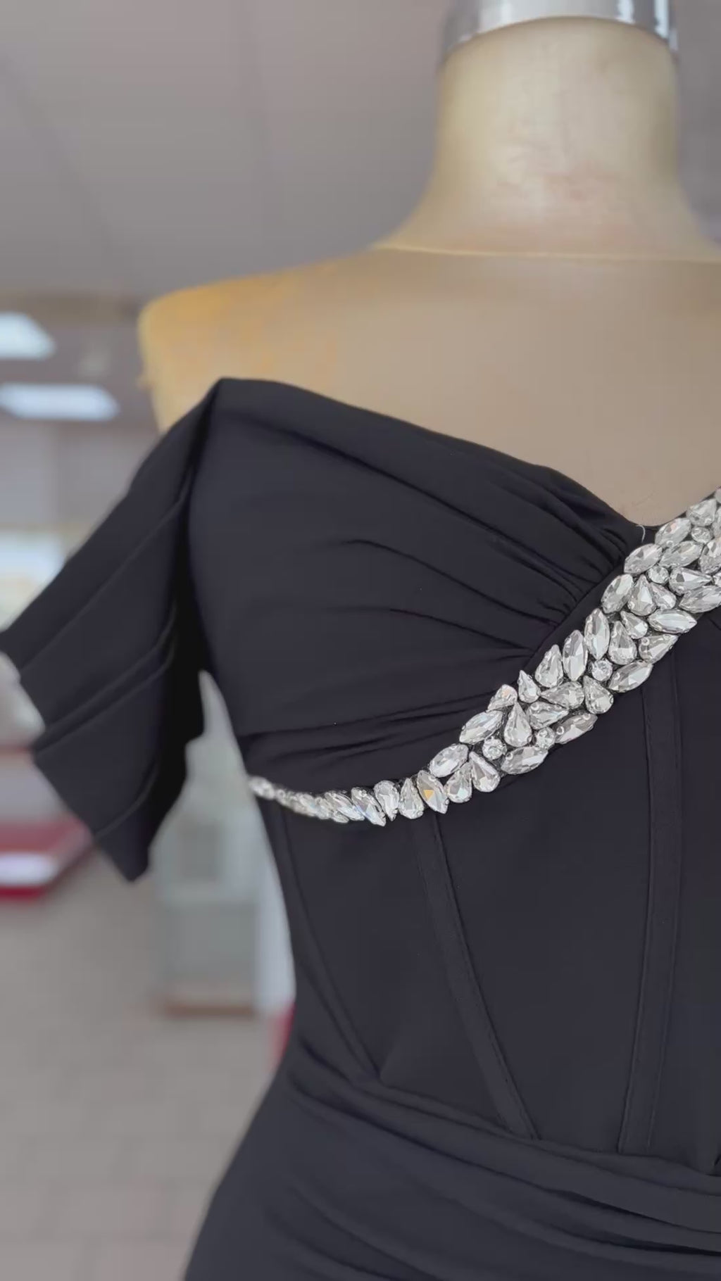 Elegantes Off-Shoulder-Abendkleid mit Schmuckdetail / C4988