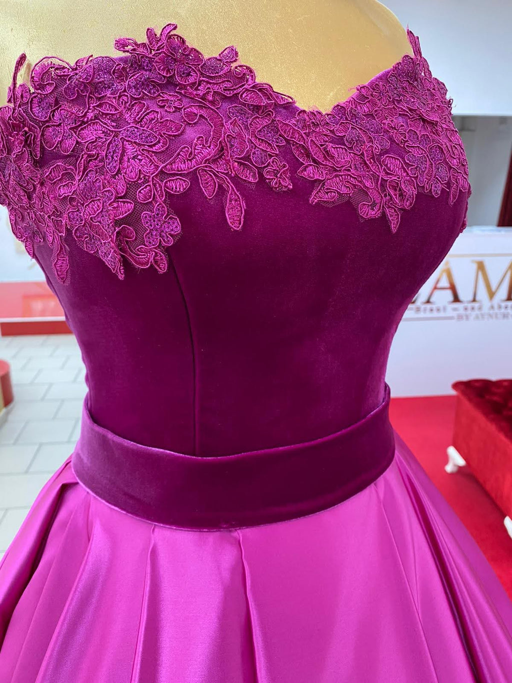 Ballkleid Kirsch